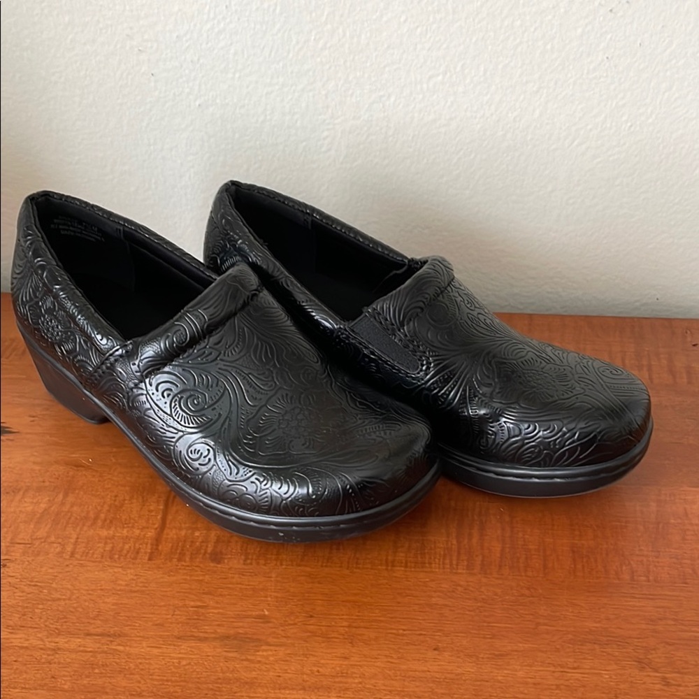 BareTraps Black Mules with Textured Comfort